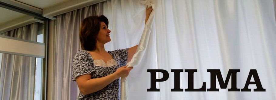 Cortinas Pilma Mujer abriendo una cortina
